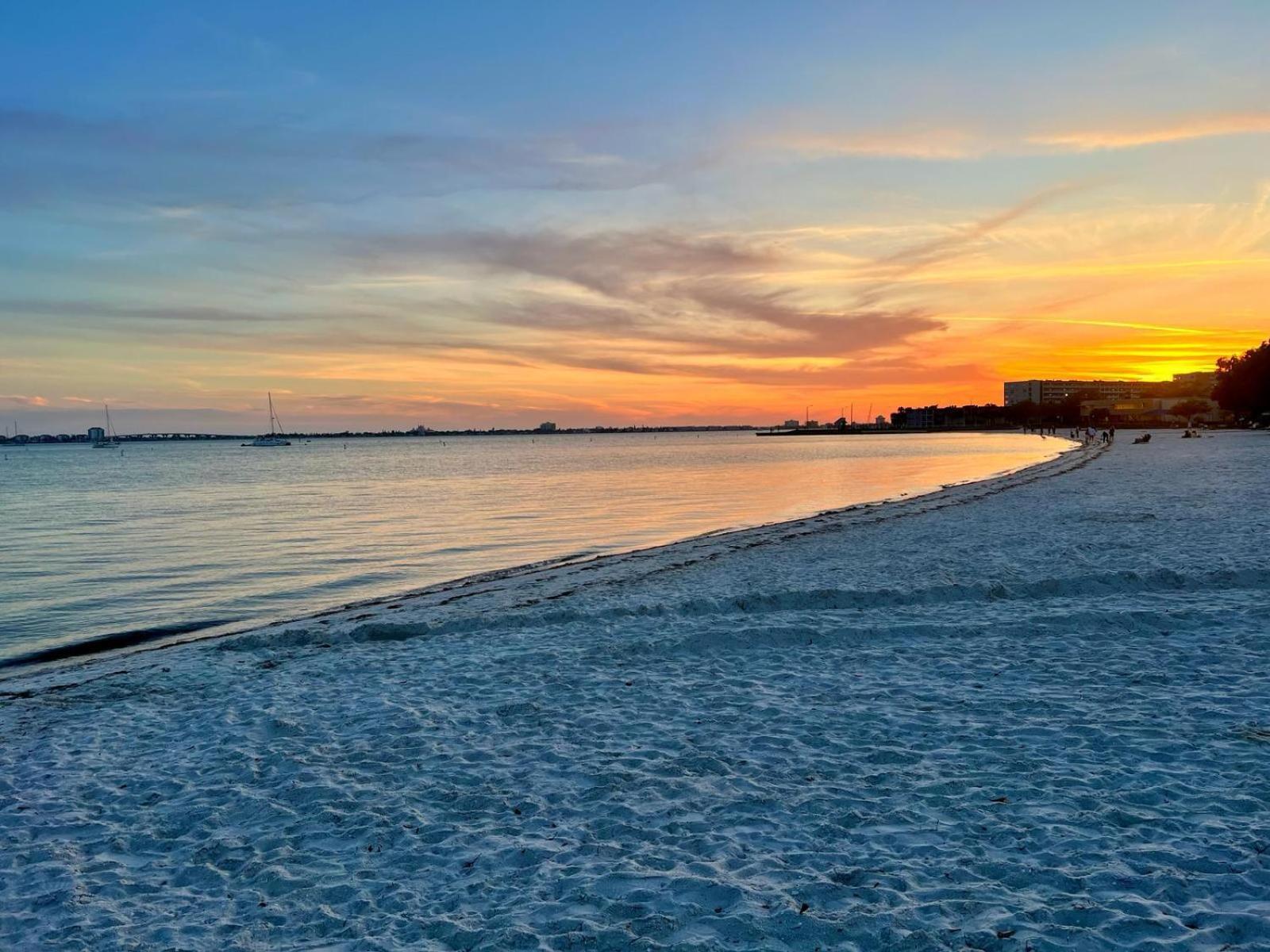 Lovely Vacation Home 1 Block From Beach & Downtown Gulfport St. Petersburg Exterior photo